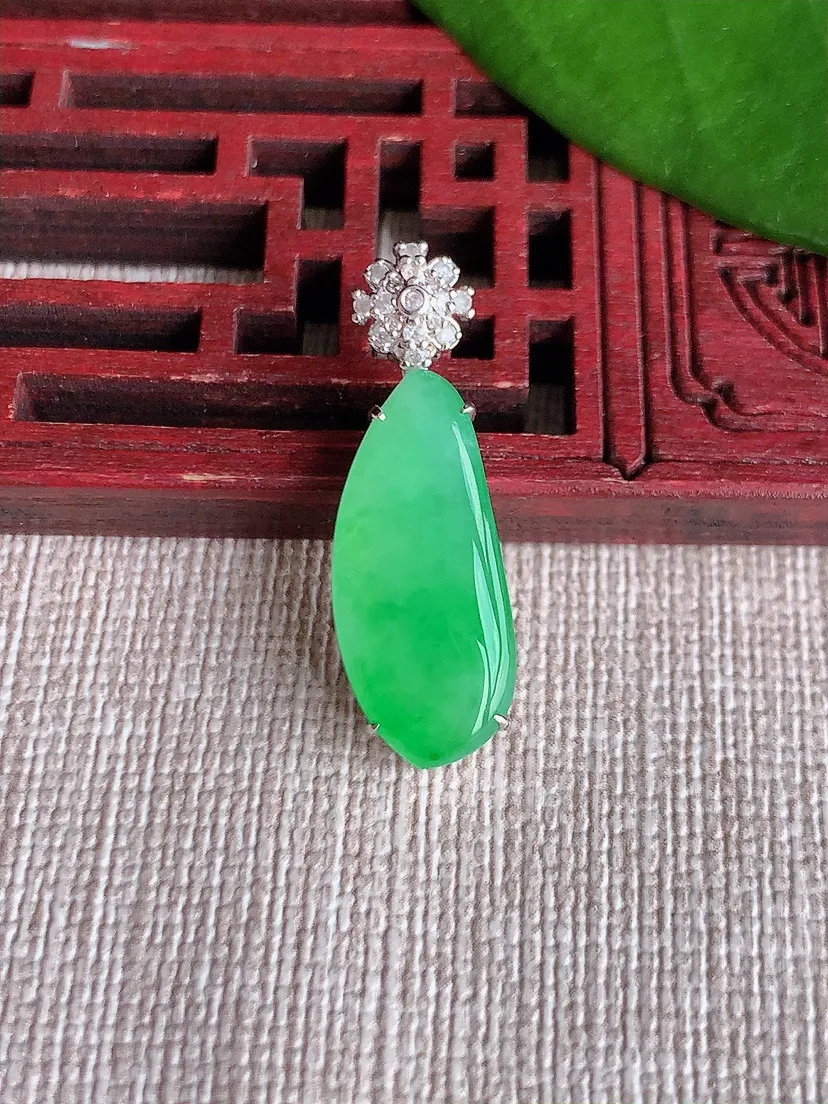 天然A货翡翠18K金伴满绿福瓜吊坠尺寸27×20×8.7×5.3m量2.48g 0719
