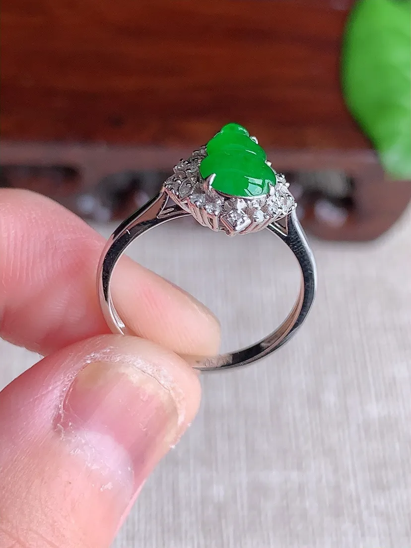 天然A货翡翠18K金伴钻镶嵌阳绿葫芦戒指 圈口17裸石尺寸8×5.8mm 重量2.10g 0719