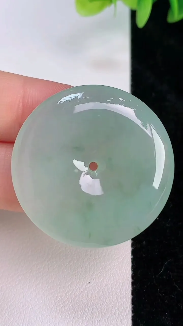 天然A货翡翠飘花平安扣吊坠，尺寸35-5.3，重量:14.38g
7月20日