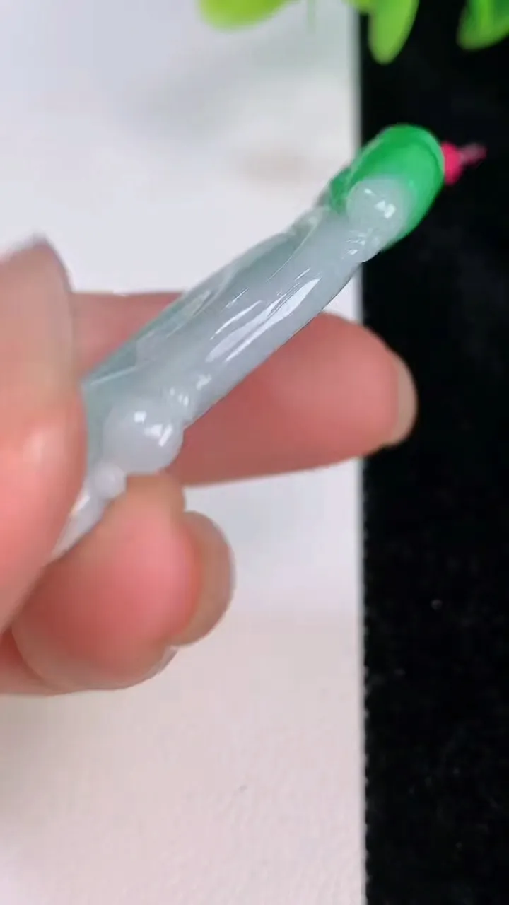 天然A货翡翠如意吊坠，尺寸52.8-26-5.8，重量:15.14g
7月20日