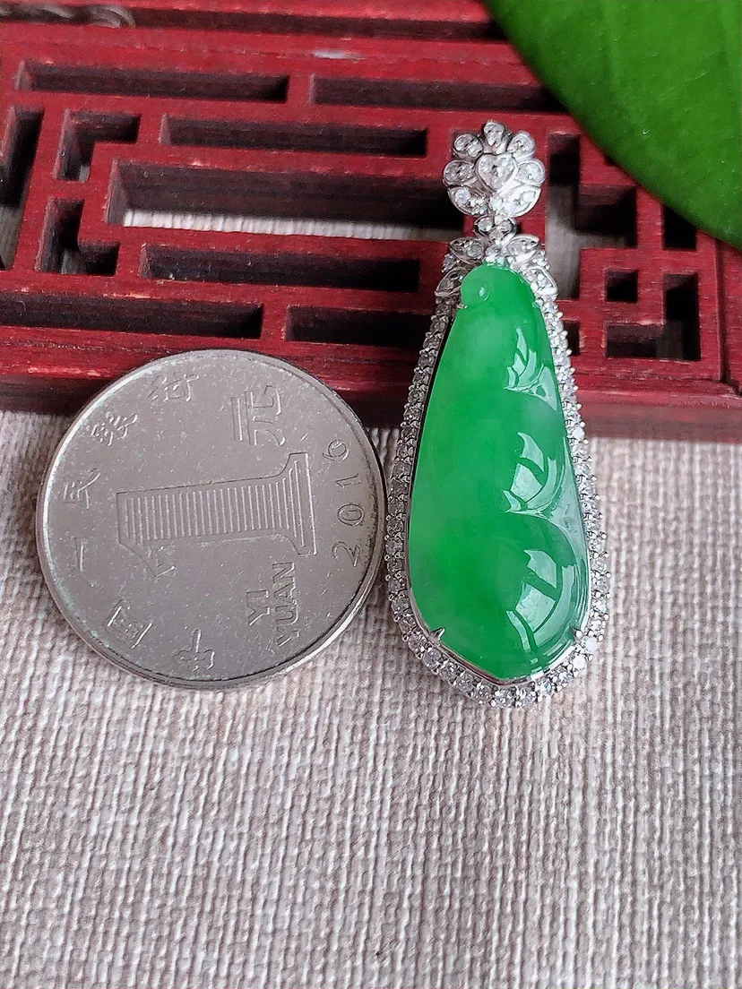天然A货翡翠18K金伴满绿四季豆福豆平安豆吊坠尺寸41.4×15×9.6裸石27.7×11.4m量7.78g 0719