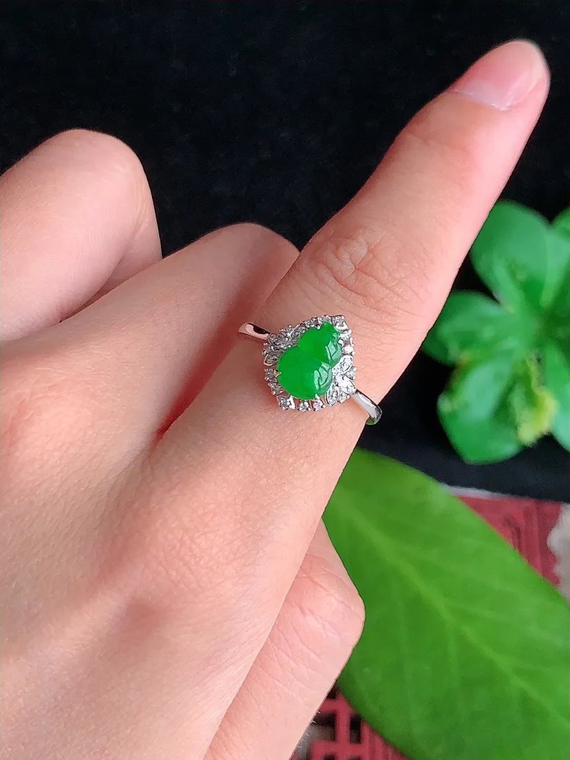 天然A货翡翠18K金伴钻镶嵌阳绿葫芦戒指 圈口17裸石尺寸8×5.8mm 重量2.10g 0719
