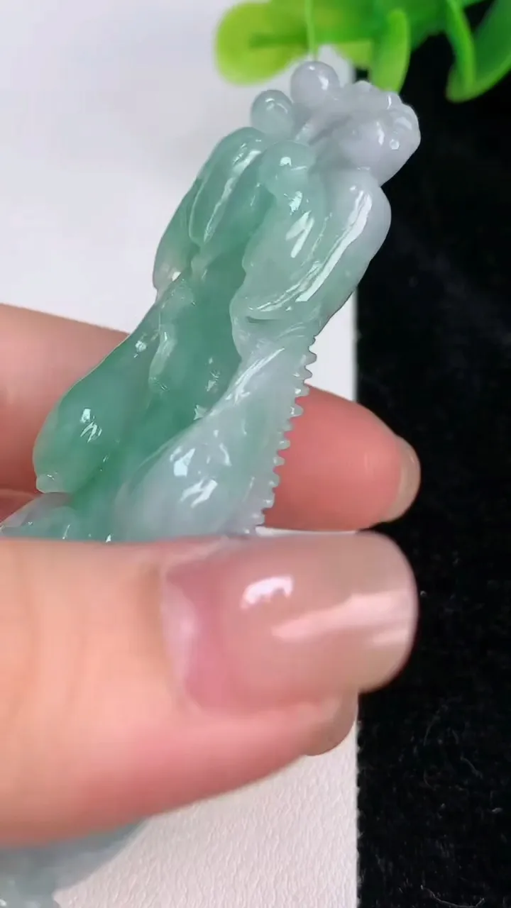 天然A货翡翠花瓶吊坠，尺寸76.4-27-12，重量:40.78g
7月20日