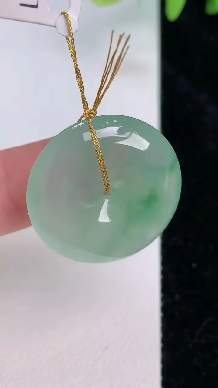 天然A货翡翠平安扣吊坠，尺寸23.8-5.6，重量:6.61g
7月20日