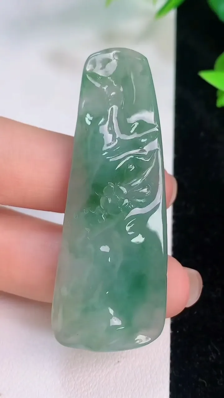 天然A货翡翠梅花吊坠，尺寸56.5-21-8.5，重量:17.64g
7月20日