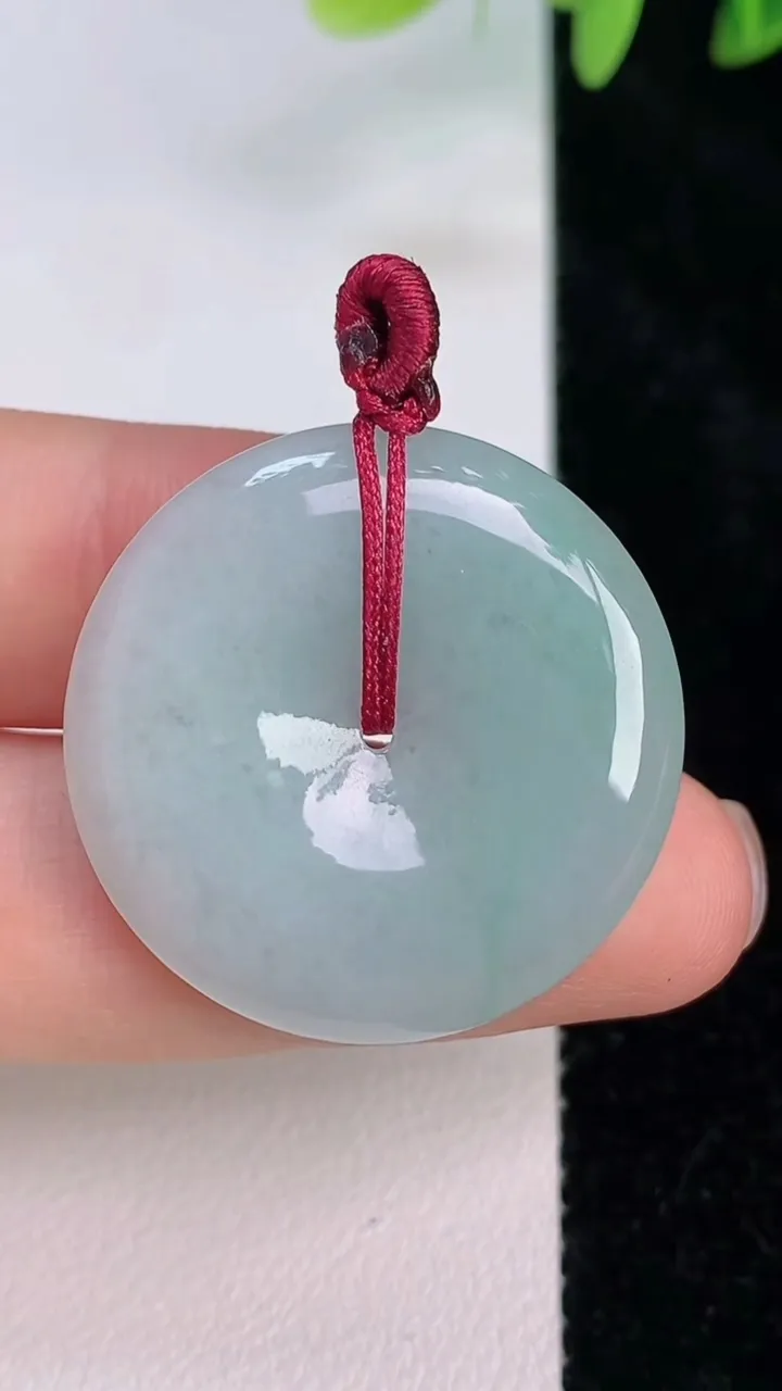 天然A货翡翠平安扣吊坠，尺寸28.8-5，重量:8.55g
7月20日