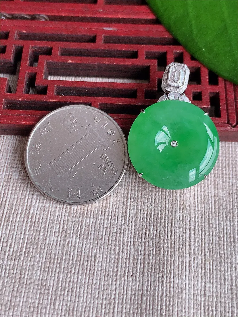 天然A货翡翠18K金伴阳绿平安扣吊坠尺寸30.6×21×7.4m量7.89g 0719