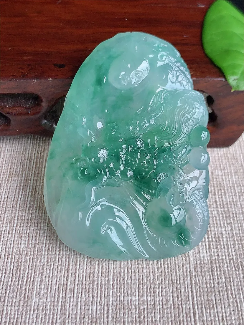 天然A货翡翠飘花龙牌吊坠尺寸54.3×39×8.8m量35.50g 0719