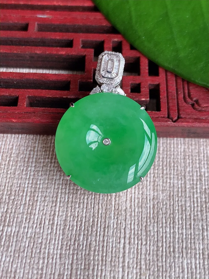 天然A货翡翠18K金伴阳绿平安扣吊坠尺寸30.6×21×7.4m量7.89g 0719