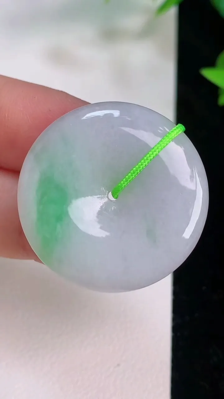 天然A货翡翠平安扣吊坠，尺寸29.5-4.8，重量:9.00g
7月20日