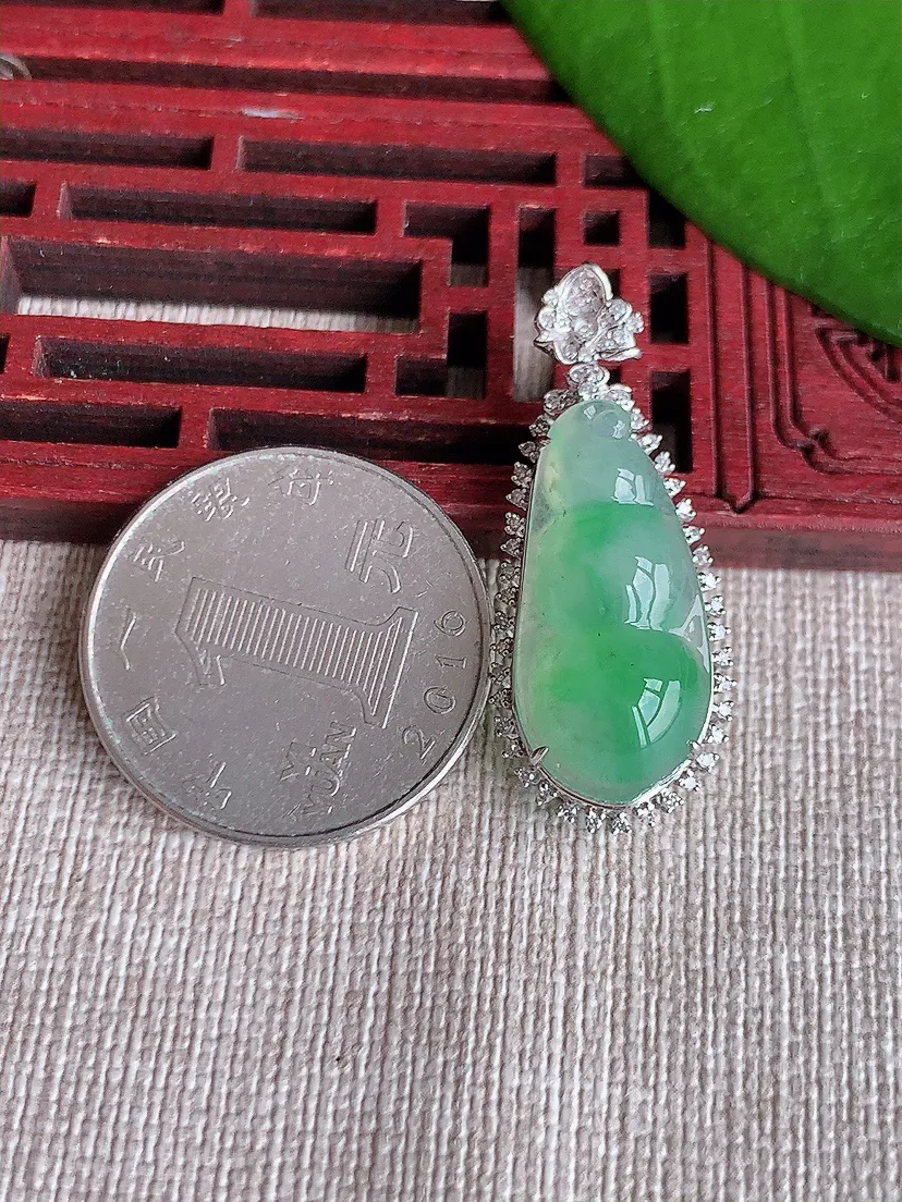 天然A货翡翠18K金伴甜绿四季豆福豆平安豆吊坠 尺寸34.4×14.3×9.6裸石23.8×11.2m量4.06g 0719