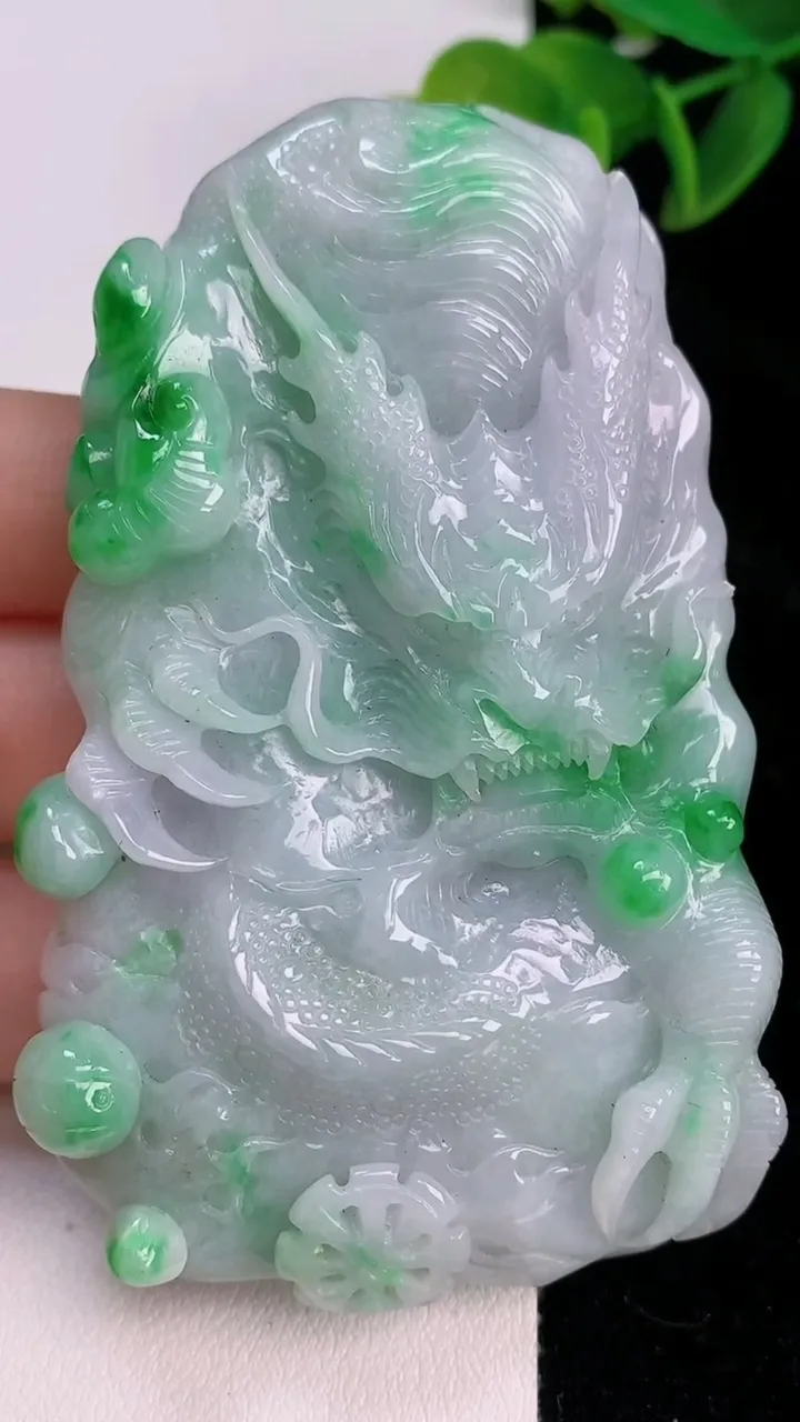 天然A货翡翠龙牌吊坠，尺寸78.6-46.6-12，重量:91.07g
7月20日