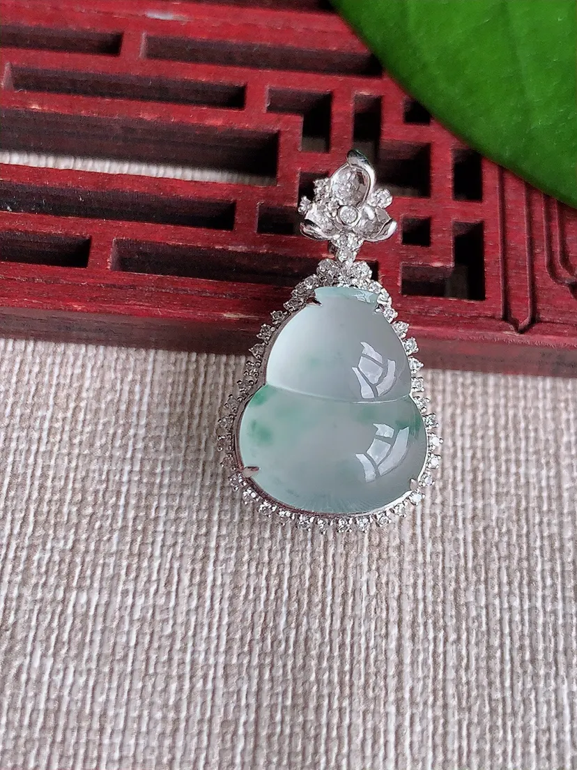 天然A货翡翠18K金伴飘花葫芦吊坠尺寸29.2×17×9.6裸石16.2×13.8m量3.90g 0719