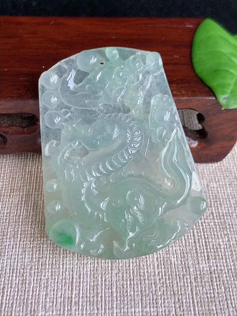 天然A货翡翠飘绿龙牌吊坠尺寸53×40×5.5m量25.07g 0719