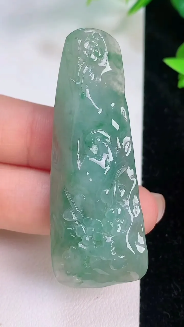 天然A货翡翠梅花吊坠，尺寸56.5-21-8.5，重量:17.64g
7月20日