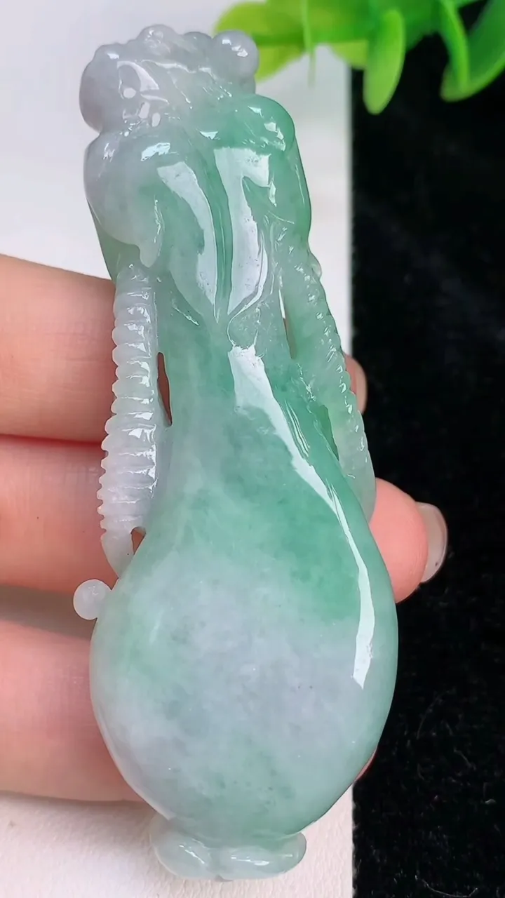 天然A货翡翠花瓶吊坠，尺寸76.4-27-12，重量:40.78g
7月20日