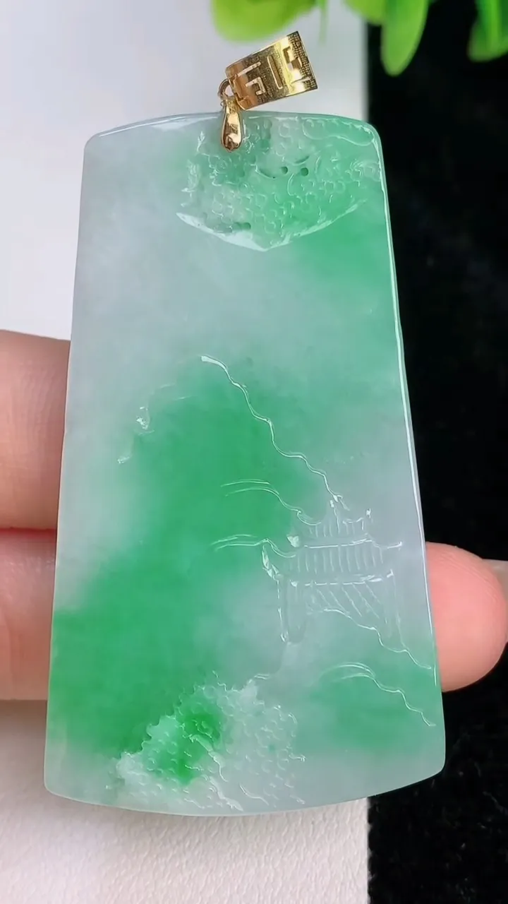 天然A货翡翠山水牌吊坠，尺寸55.4-31.7-5，重量:22.49g
尺寸--，重量:22.497月20日