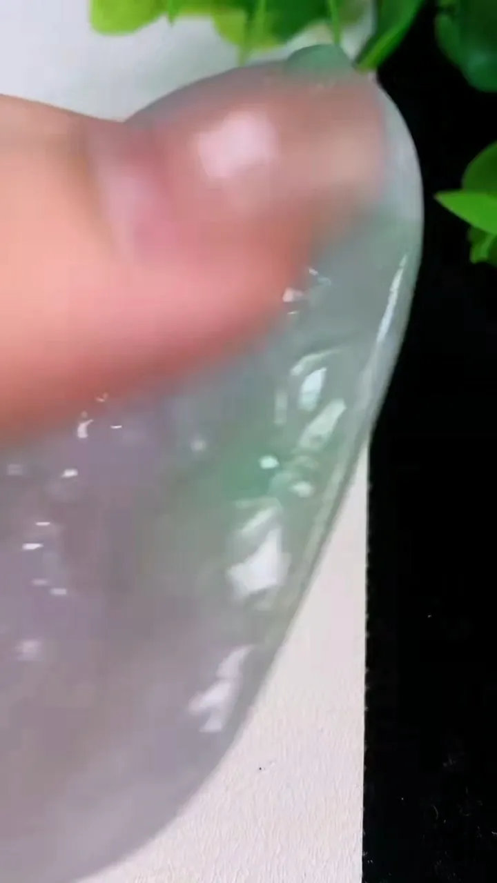天然A货翡翠年年有余 荷叶鱼吊坠，尺寸77.3-47.3-5.9，重:42.25g
7月20日