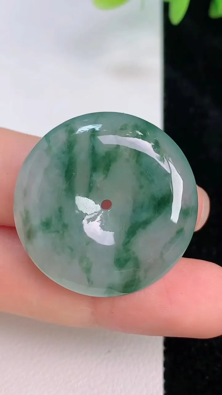 天然A货翡翠飘花平安扣吊坠，尺寸29.5-6.5，重量:12.00g
7月20日