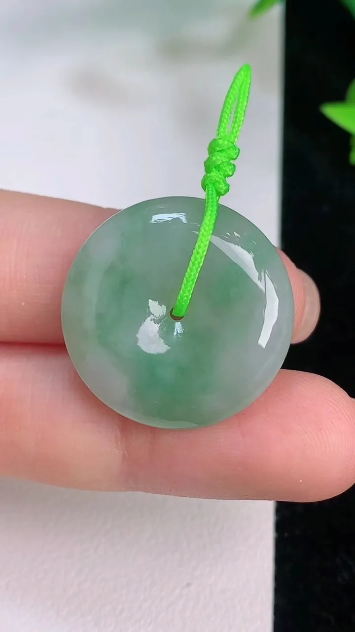 天然A货翡翠平安扣吊坠，尺寸23-5.4，重量:5.86g
7月20日