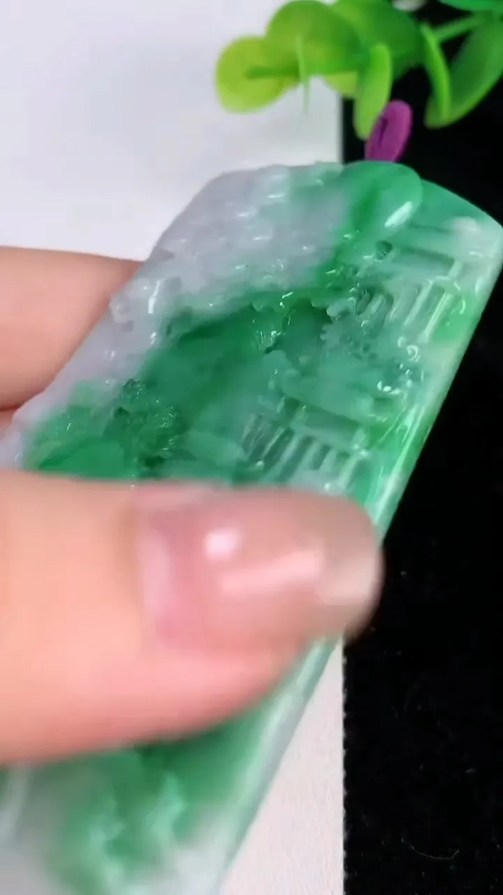 天然A货翡翠山水牌吊坠，尺寸75-45-5.6，重量:44.15g
7月20日