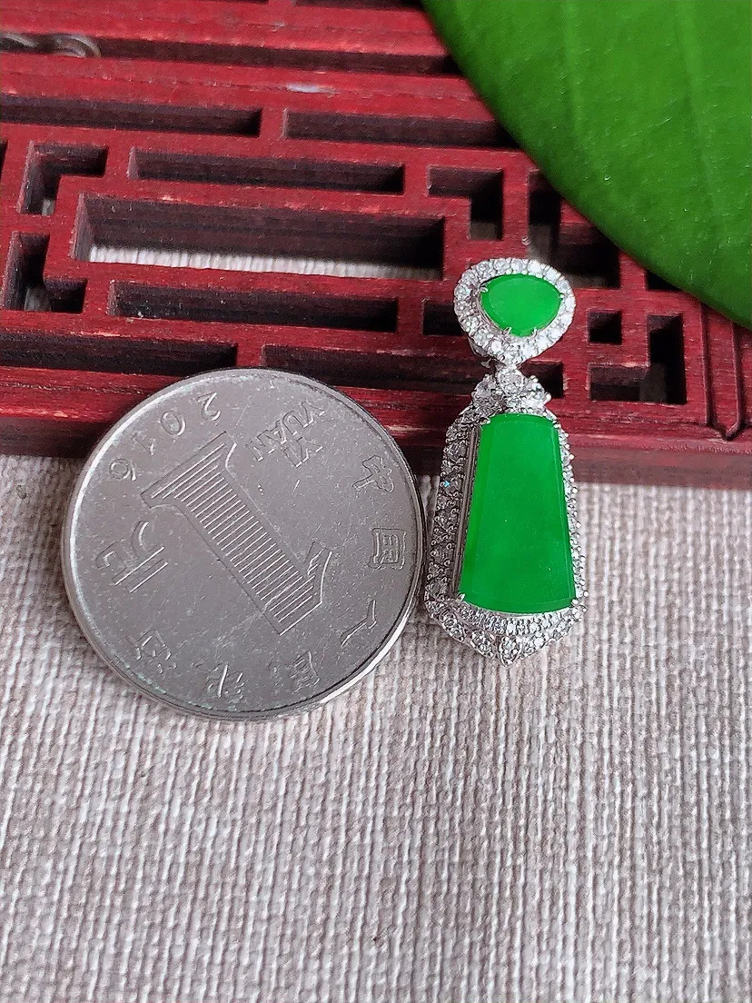 天然A货翡翠18K金伴阳绿无事牌吊坠尺寸27.6×10.8×8.4裸石12.8×7m量3.73g 0719
