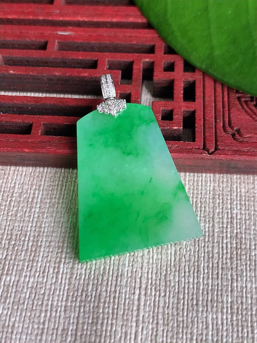 天然A货翡翠18K金伴飘绿无事牌吊坠尺寸35.3×27.5×22.7×2.7m量5.88g 0719