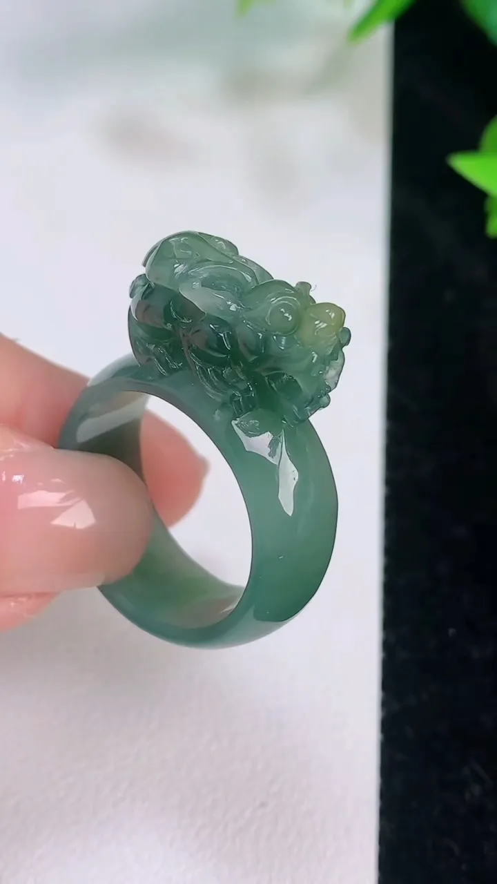 天然A货翡翠蓝水双彩貔貅指环扳指，尺寸19.3-33-25-10，重:7.72g2025年7月20日
工厂直销收藏佳品,种好水足，色泽均匀，有种有色，上手高大气！