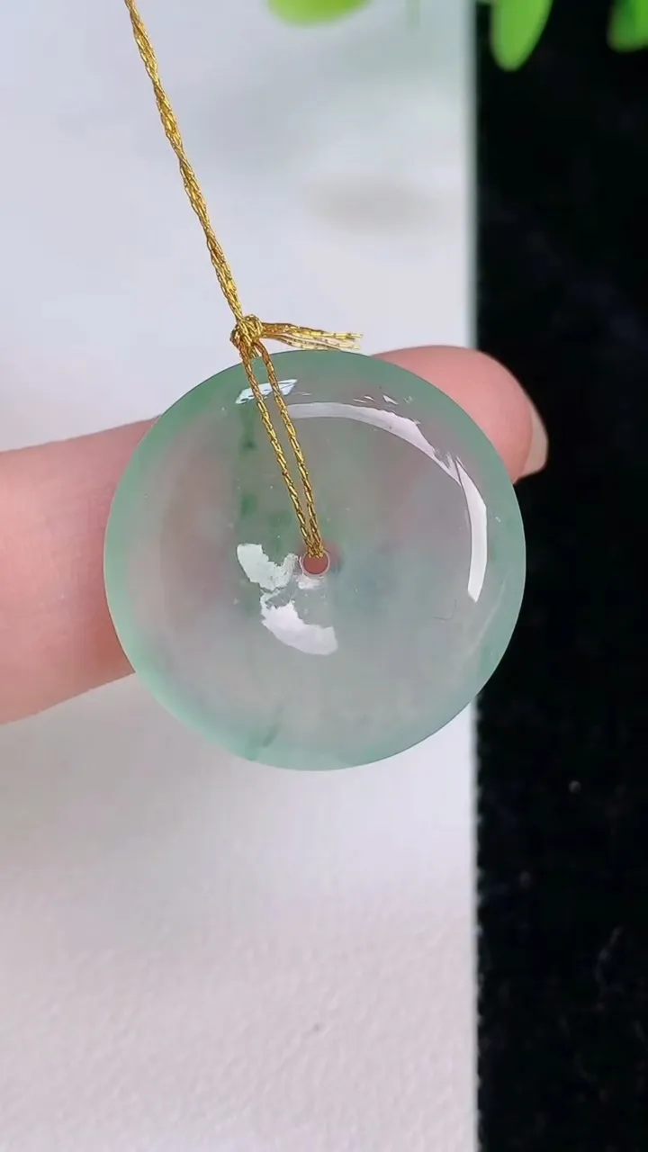 天然A货翡翠平安扣吊坠，尺寸22-4.3，重量:5.52g
7月20日