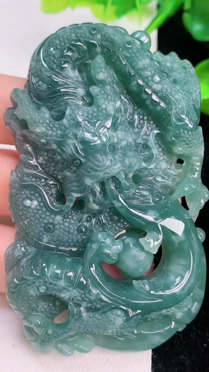 天然A货翡翠蓝水龙牌吊坠，尺寸78-45-13，重:72.26g
7月20日