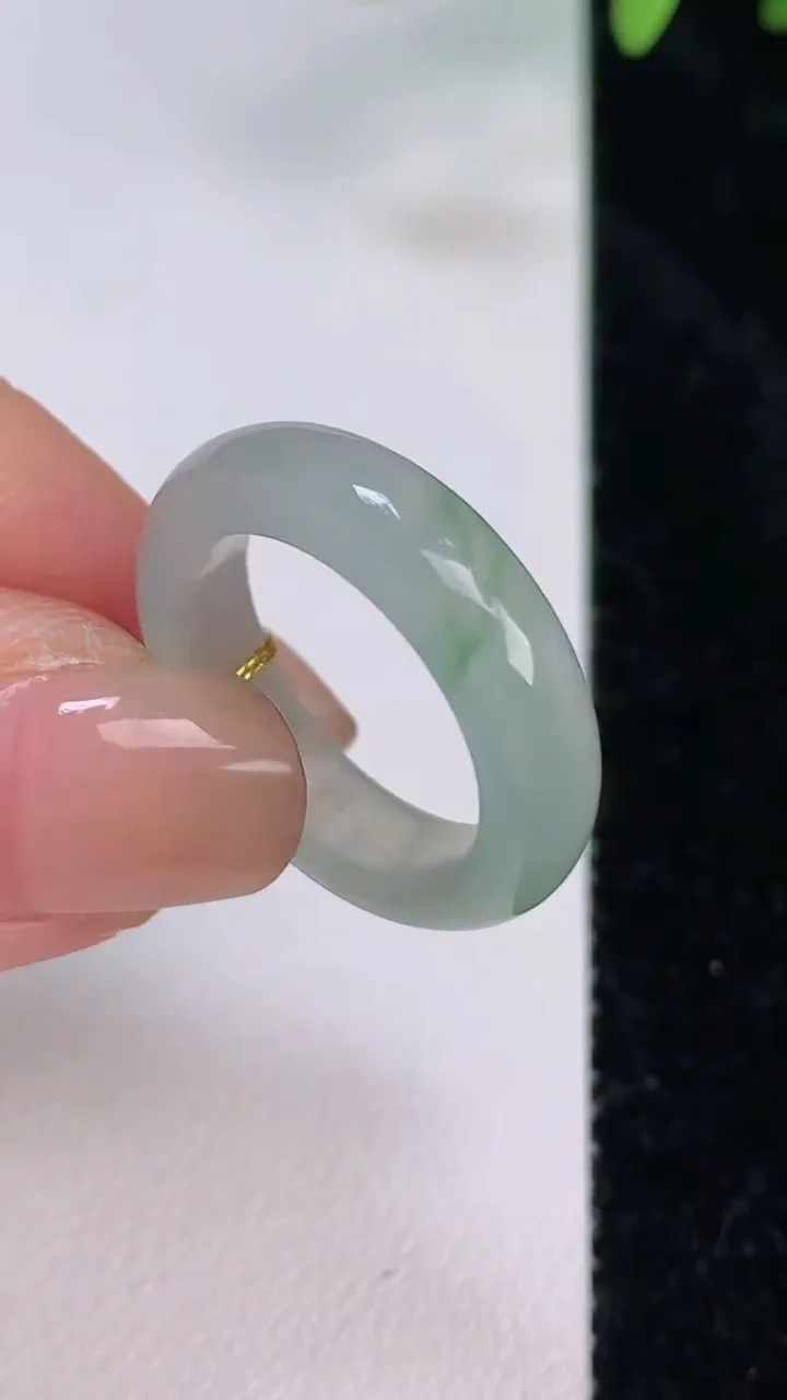 天然A货翡翠戒指指环，尺寸16.7-5.5-3.3，重量:3.69g2025年7月20日
工厂直销收藏佳品,种好水足，色泽均匀，有种有色，上手高大气！