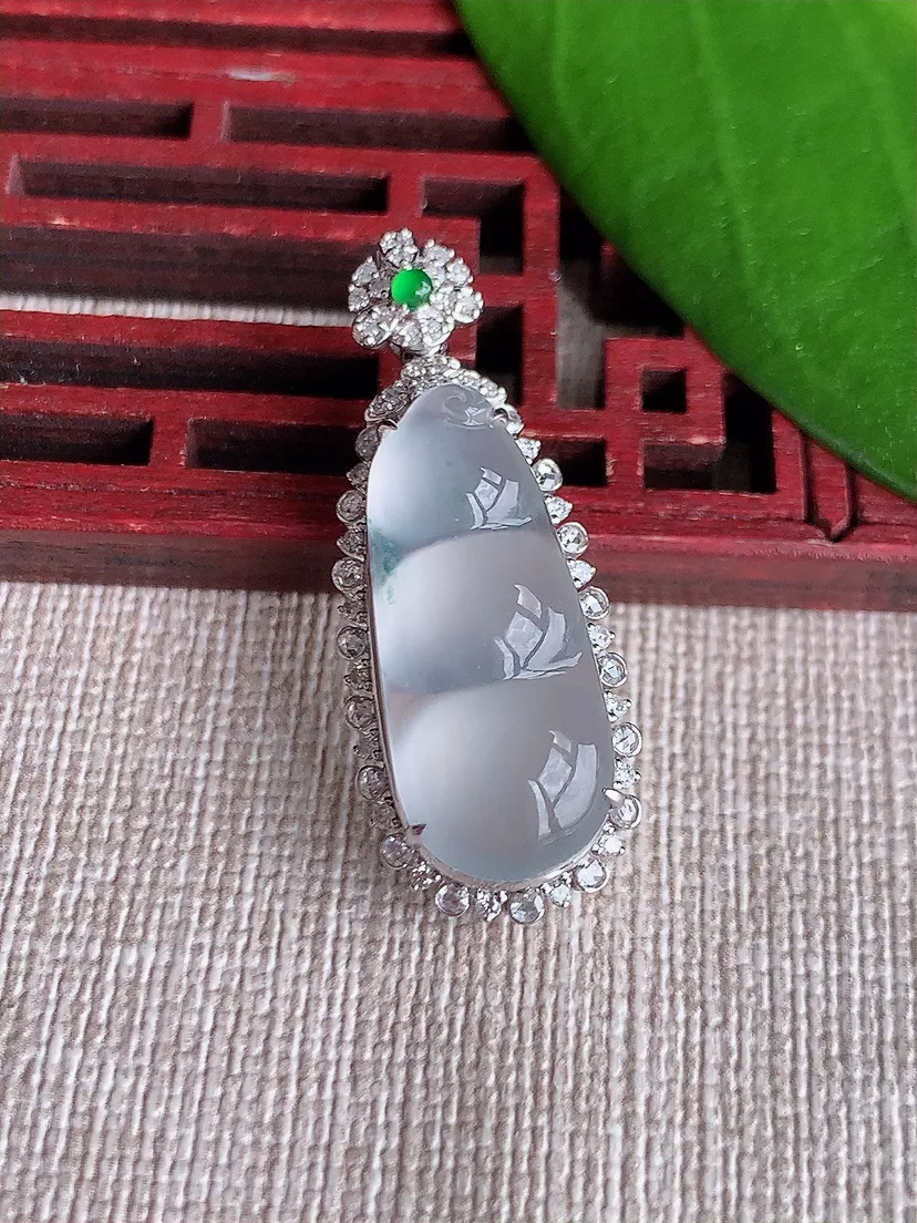 天然A货翡翠18K金伴飘花四季豆福豆平安豆吊坠尺寸35×13.5×9.2裸石23.6×10m量4.70g 0719