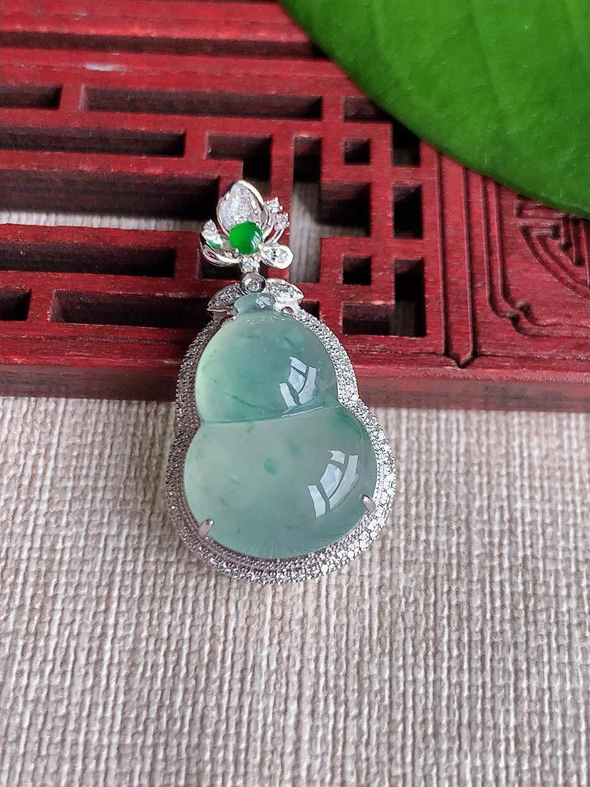 天然A货翡翠18K金伴飘花葫芦吊坠尺寸31.2×17.4×9.5裸石19.7×14m量4.72g 0719