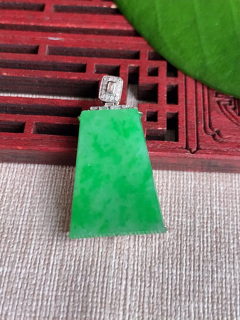 天然A货翡翠18K金伴满绿无事牌吊坠尺寸33×25×17.6×4.7m量4.68g 0719