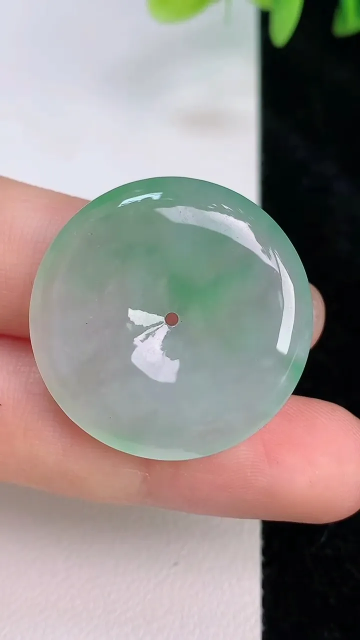 天然A货翡翠平安扣吊坠，尺寸28.4-5.3，重量:8.90g
7月20日