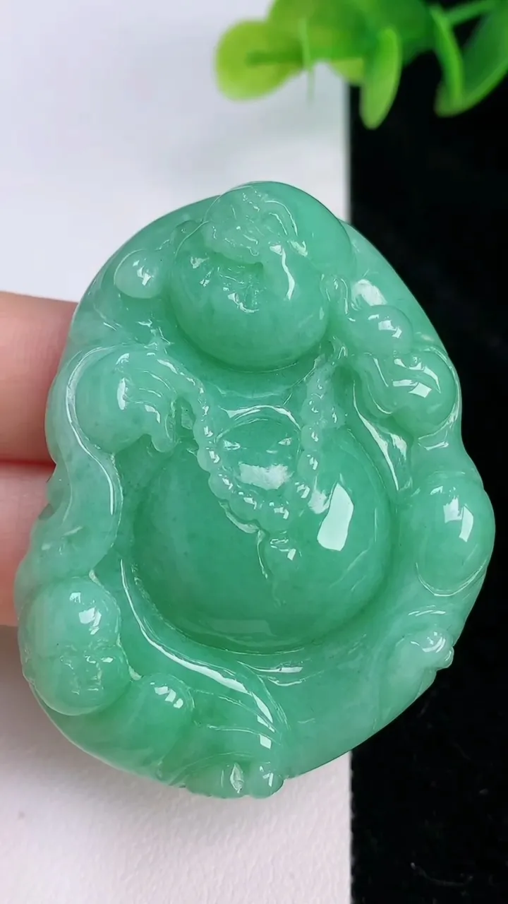 天然A货翡翠逍遥佛吊坠，尺寸53-46-11.4，重量:40.00g
7月20日