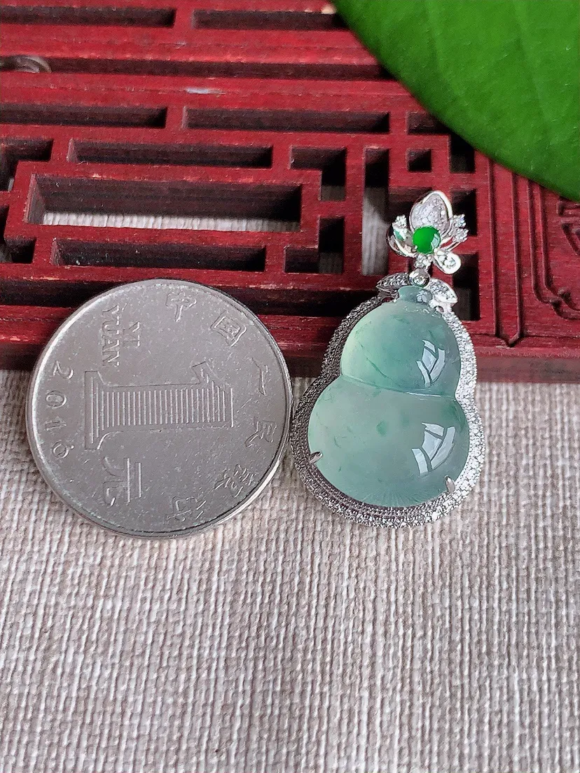 天然A货翡翠18K金伴飘花葫芦吊坠尺寸31.2×17.4×9.5裸石19.7×14m量4.72g 0719