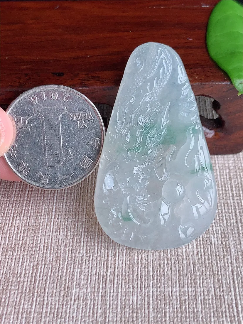 天然A货翡翠飘花龙牌吊坠尺寸48×28×5.8m量15.10g 0719