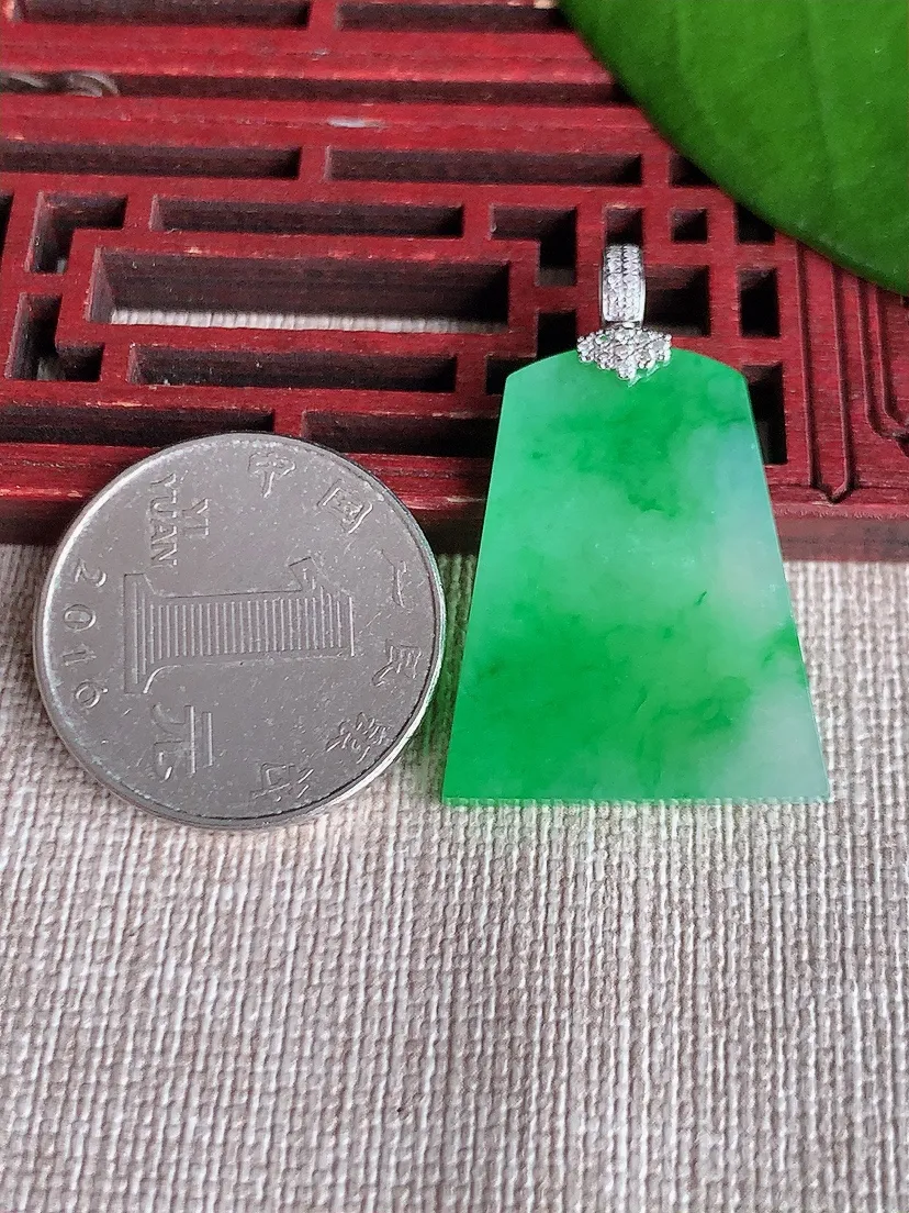 天然A货翡翠18K金伴飘绿无事牌吊坠尺寸35.3×27.5×22.7×2.7m量5.88g 0719