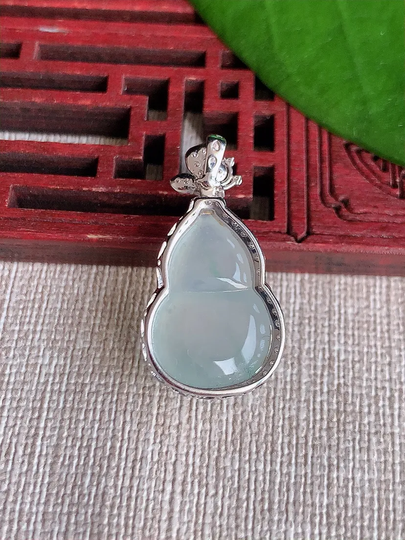 天然A货翡翠18K金伴白月光葫芦吊坠尺寸28.3×15.3×8裸石19.5×13.4m量3.80g 