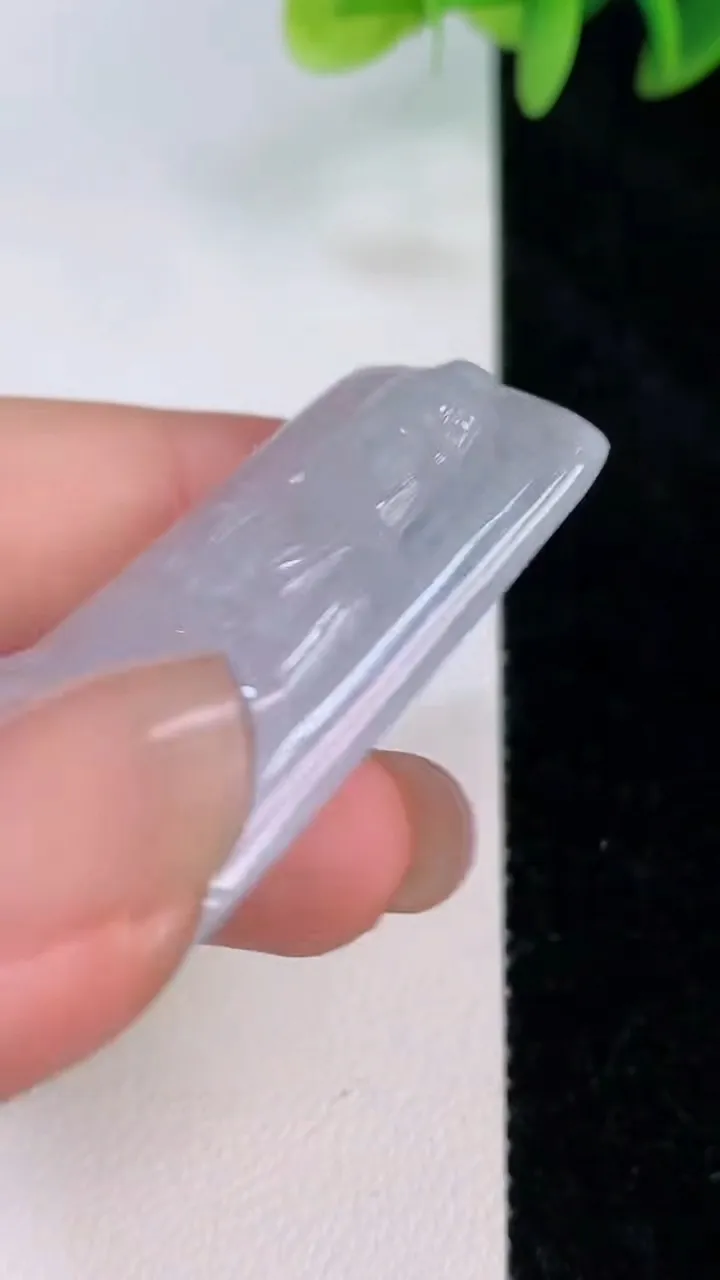 天然A货翡翠飘花阿弥陀佛吊坠，尺寸41.8-28.6-6，重量:14.55g
7月20日