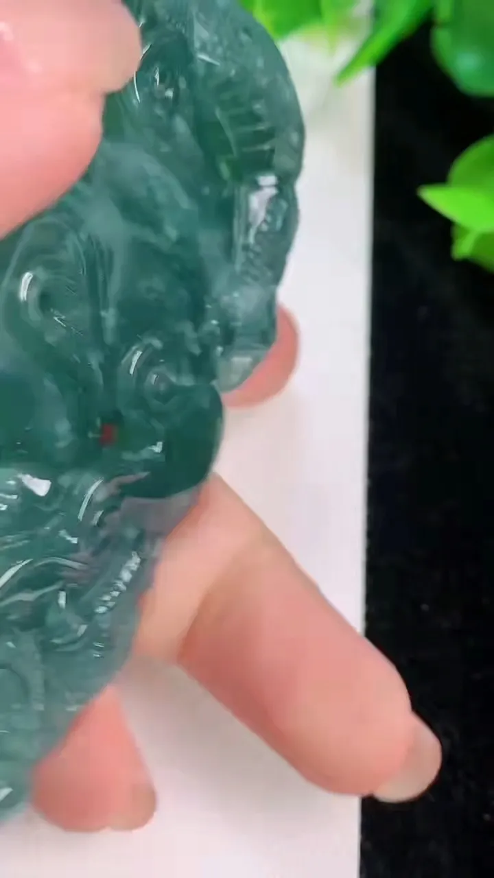 天然A货翡翠蓝水龙牌吊坠，尺寸78-45-13，重:72.26g
7月20日
