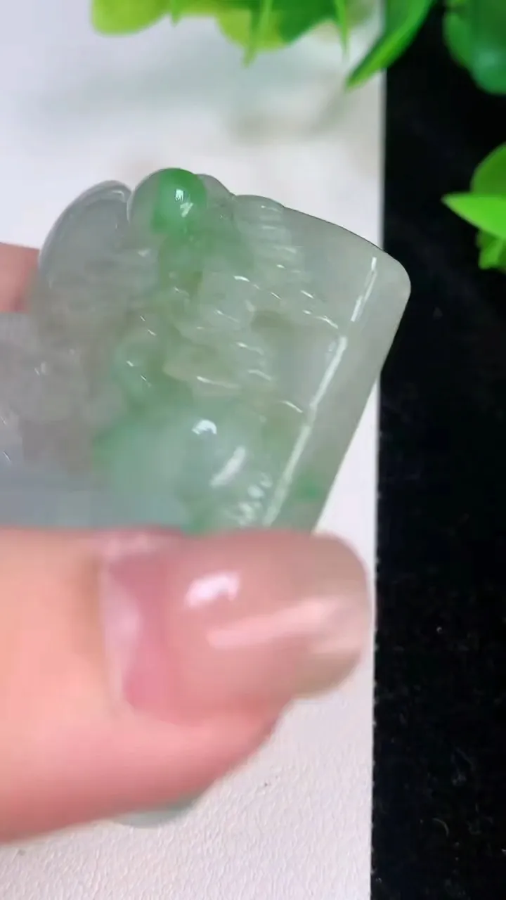 天然A货翡翠山水牌吊坠，尺寸54.2-42.2-12，重:61.28g
7月20日