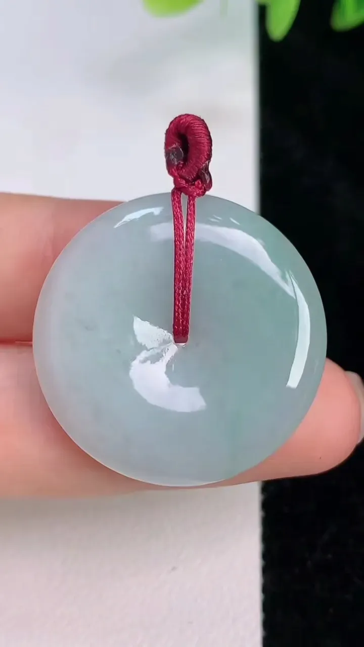 天然A货翡翠平安扣吊坠，尺寸28.8-5，重量:8.55g
7月20日