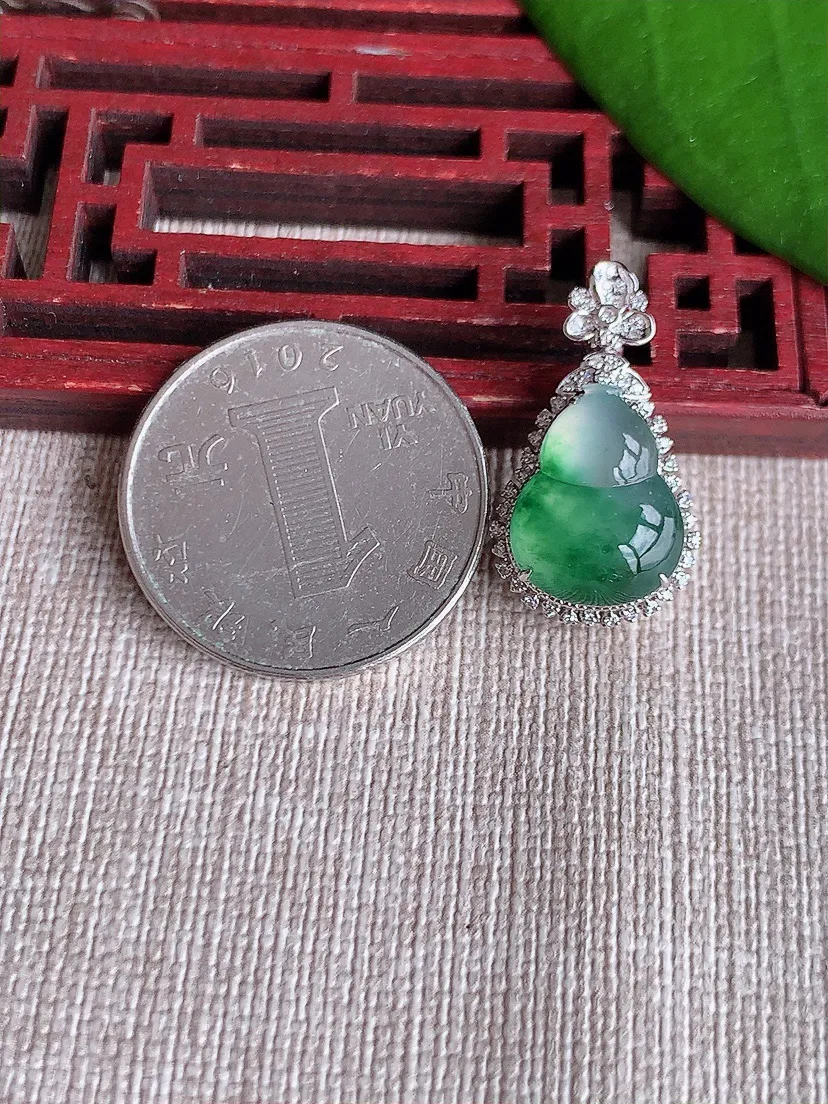 天然A货翡翠18K金伴飘花葫芦吊坠尺寸24.4×13.5×9裸石14×11m量3.58g 0719