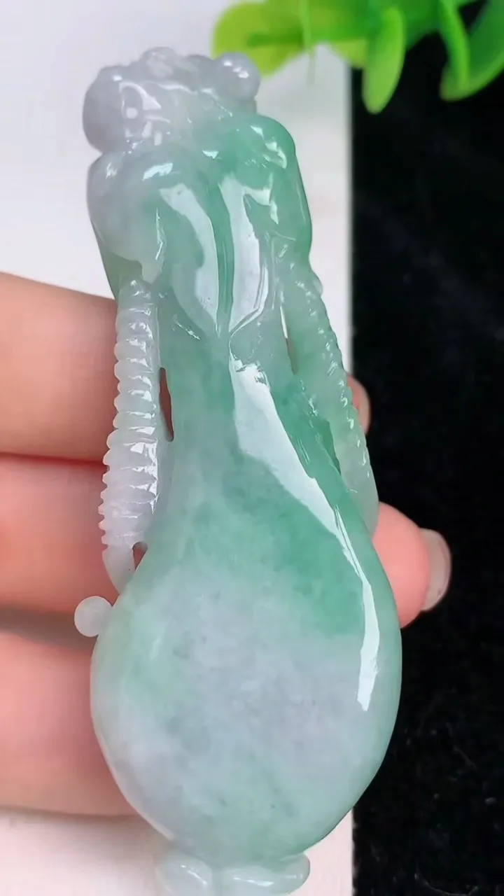 天然A货翡翠花瓶吊坠，尺寸76.4-27-12，重量:40.78g
7月20日