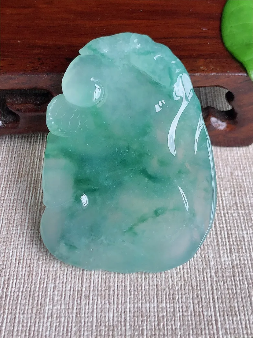 天然A货翡翠飘花龙牌吊坠尺寸54.3×39×8.8m量35.50g 0719