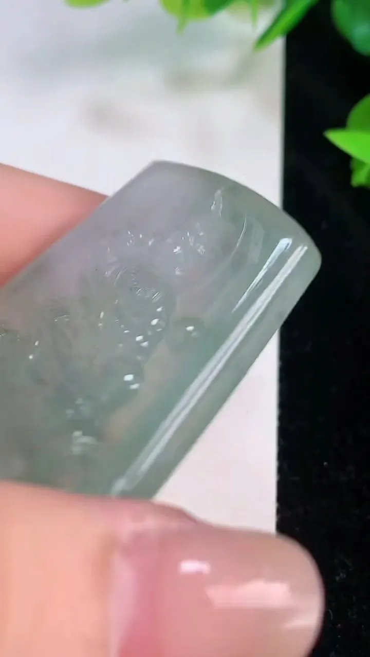 天然A货翡翠大势至观音菩萨吊坠，尺寸 53-43-5.6，重: 27.85g
7月20日