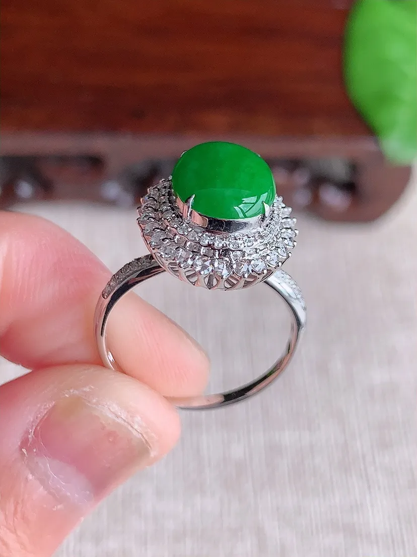 天然A货翡翠18K金伴钻镶嵌阳绿蛋面戒指 圈口17.3裸石尺寸10×8mm 重量3.09g 0719