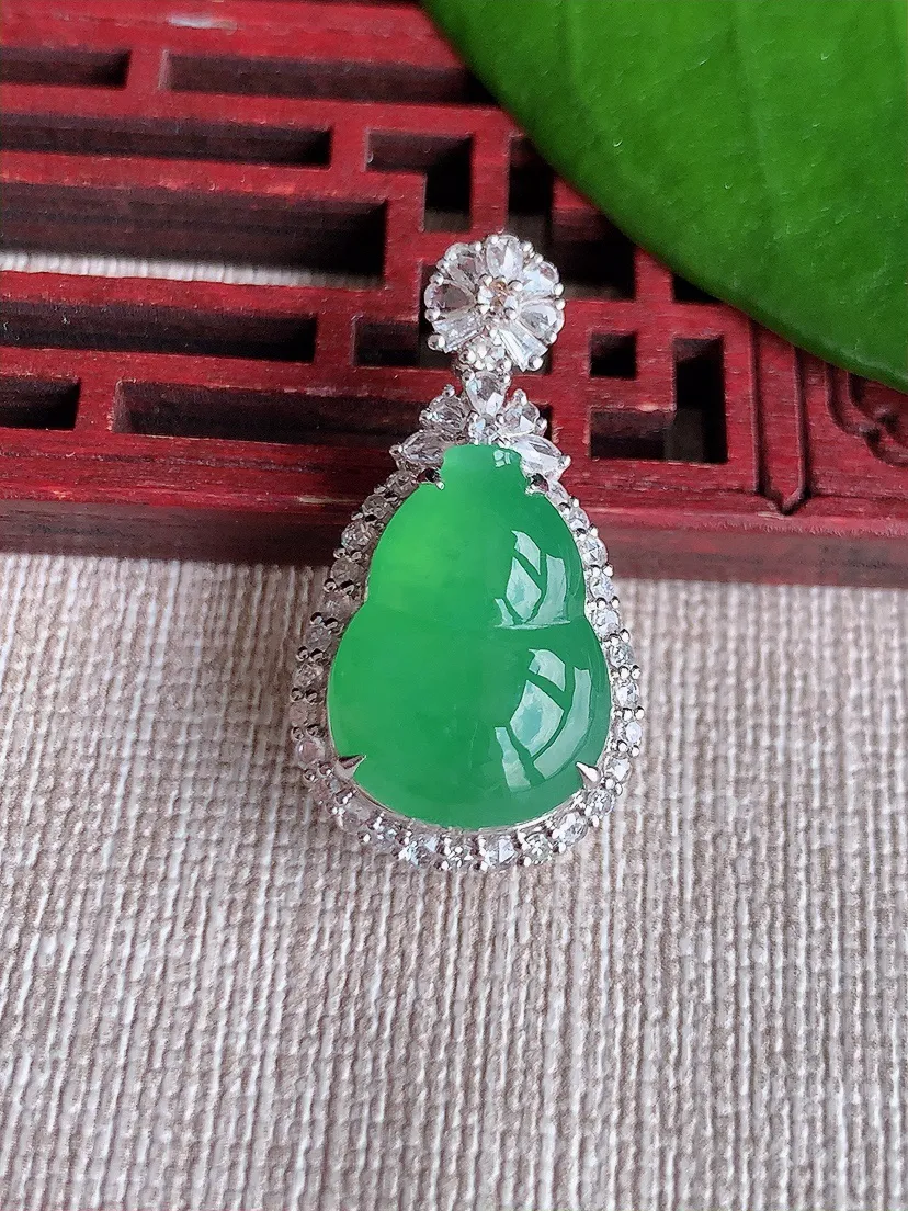 天然A货翡翠18K金伴甜绿葫芦吊坠尺寸29.3×16×11.2裸石16.7×12.3m量6.00g 0719